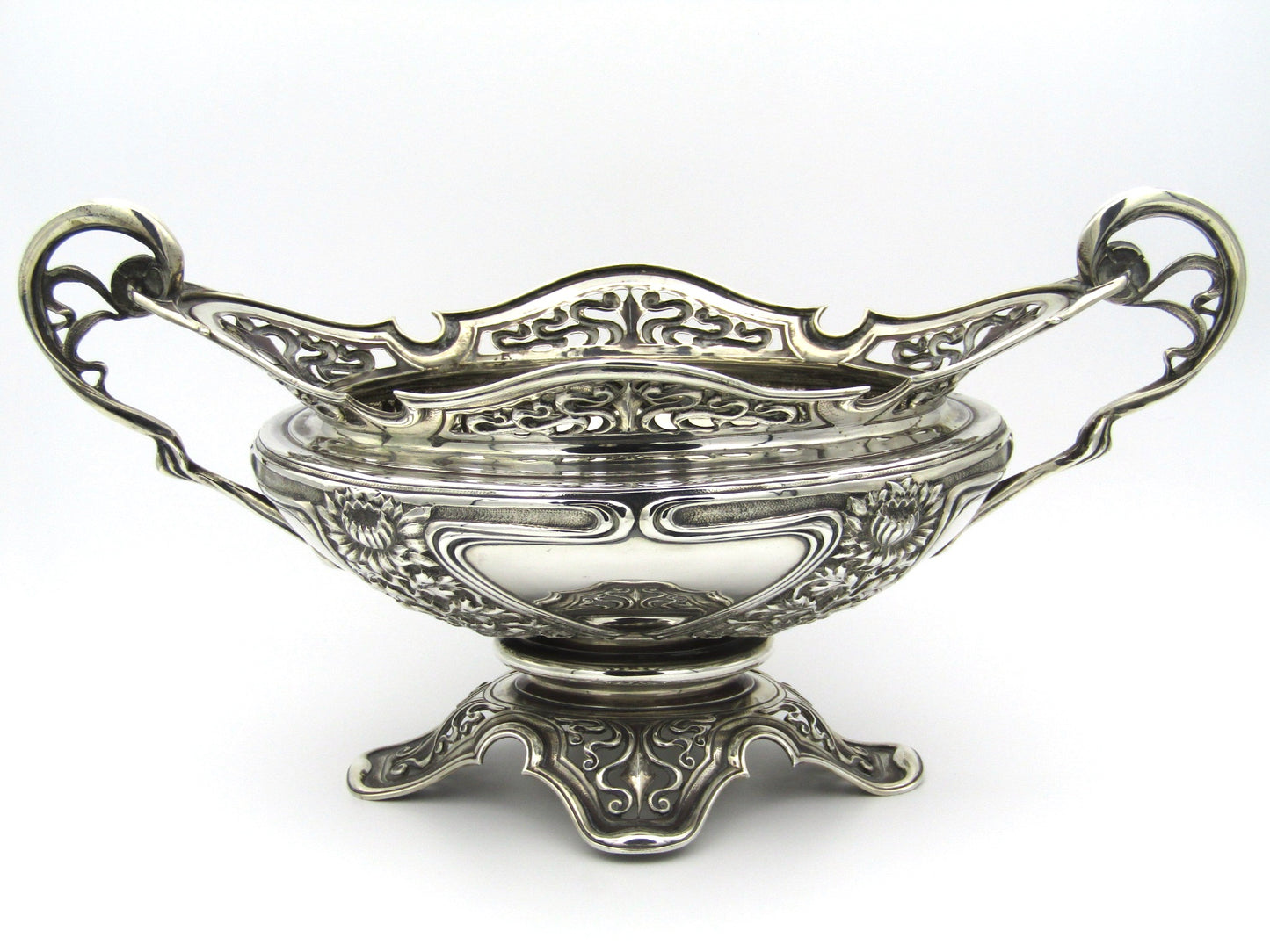 Art Nouveau silver centrepiece by Walker & Hall, Sheffield, 1907.