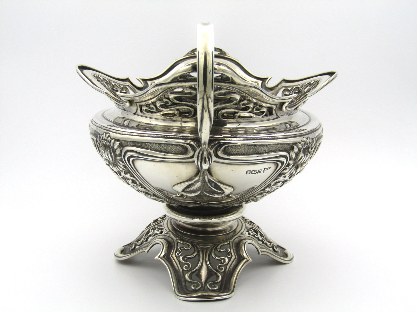 Art Nouveau silver centrepiece by Walker & Hall, Sheffield, 1907.