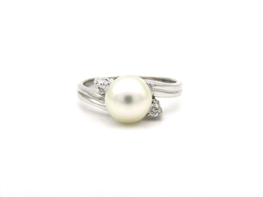 18K gold Akoya pearl and diamond ring.