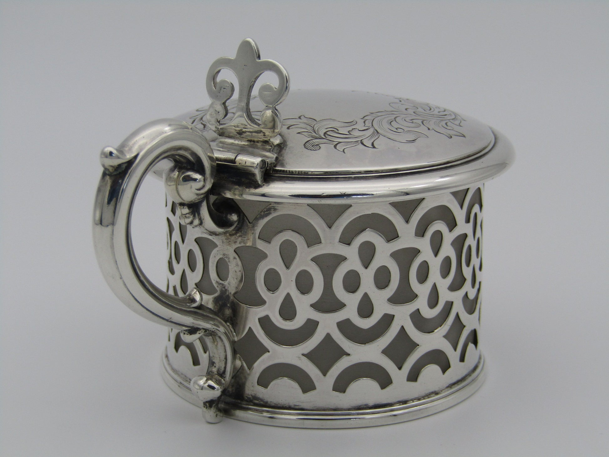 A Victorian silver mustard pot by Henry Wilkinson & Co., Sheffield 1848.